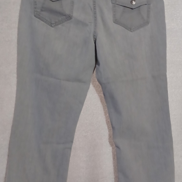 Canyon River Blues Women's Denim Capri Gray Jeans Size 12 Mid Rise. - Picture 4 of 10